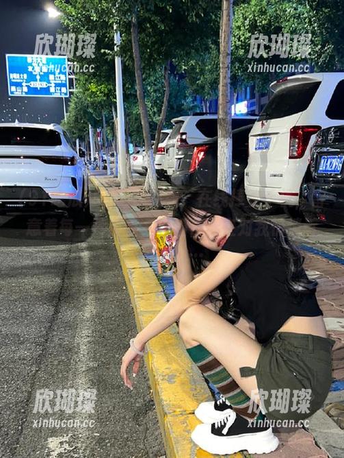 91吃瓜在线：在线捧着手机，留意着每一片瓜皮，它们仿佛在对我悄悄诉说着……