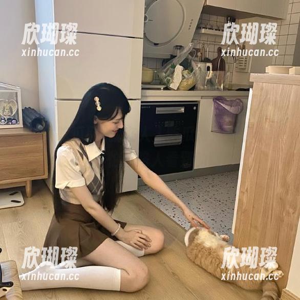 就在人人吃瓜网，免费获取八卦，不怕被路人看到的瞟眼！